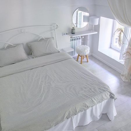 White Door Apartments Heart Of Odessa 4 Zewnętrze zdjęcie