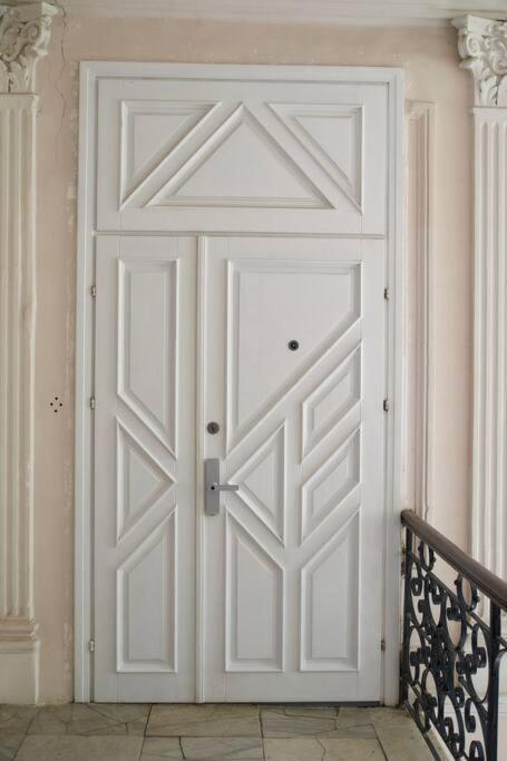 White Door Apartments Heart Of Odessa 4 Zewnętrze zdjęcie